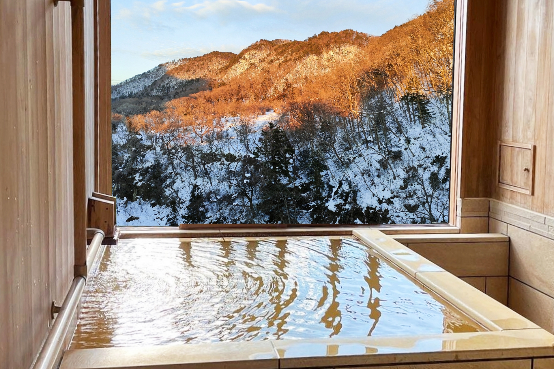 温泉の部屋からの眺め、山々が静かに佇む風景が楽しめます。