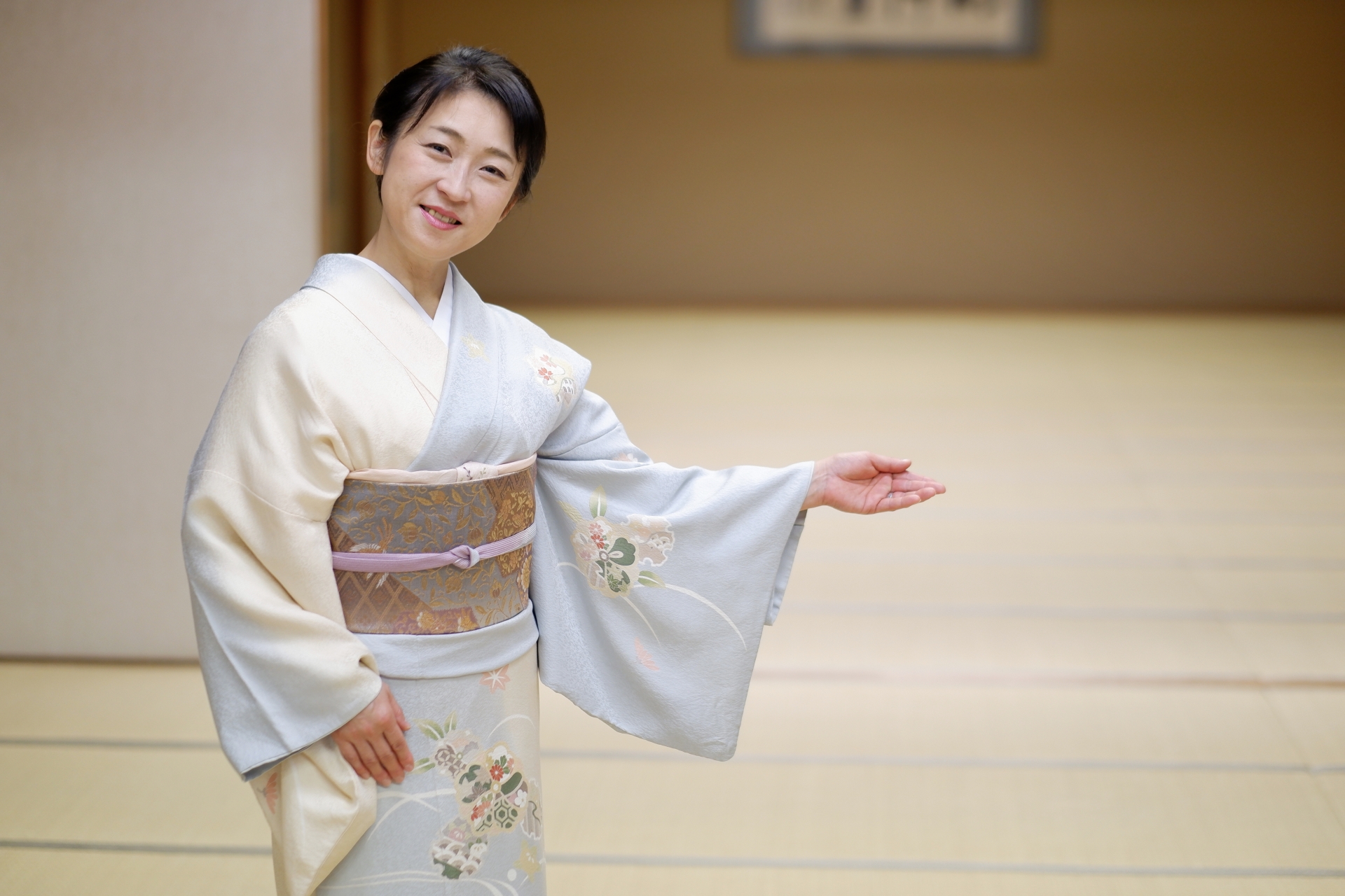 着物を着た女性が部屋に立っている様子を捉えた画像です。