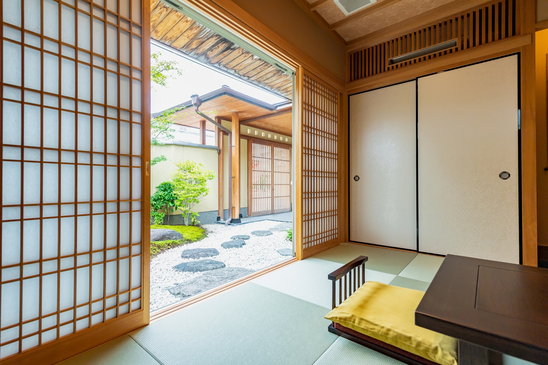 和室の旅館の内部の様子を示す画像です。